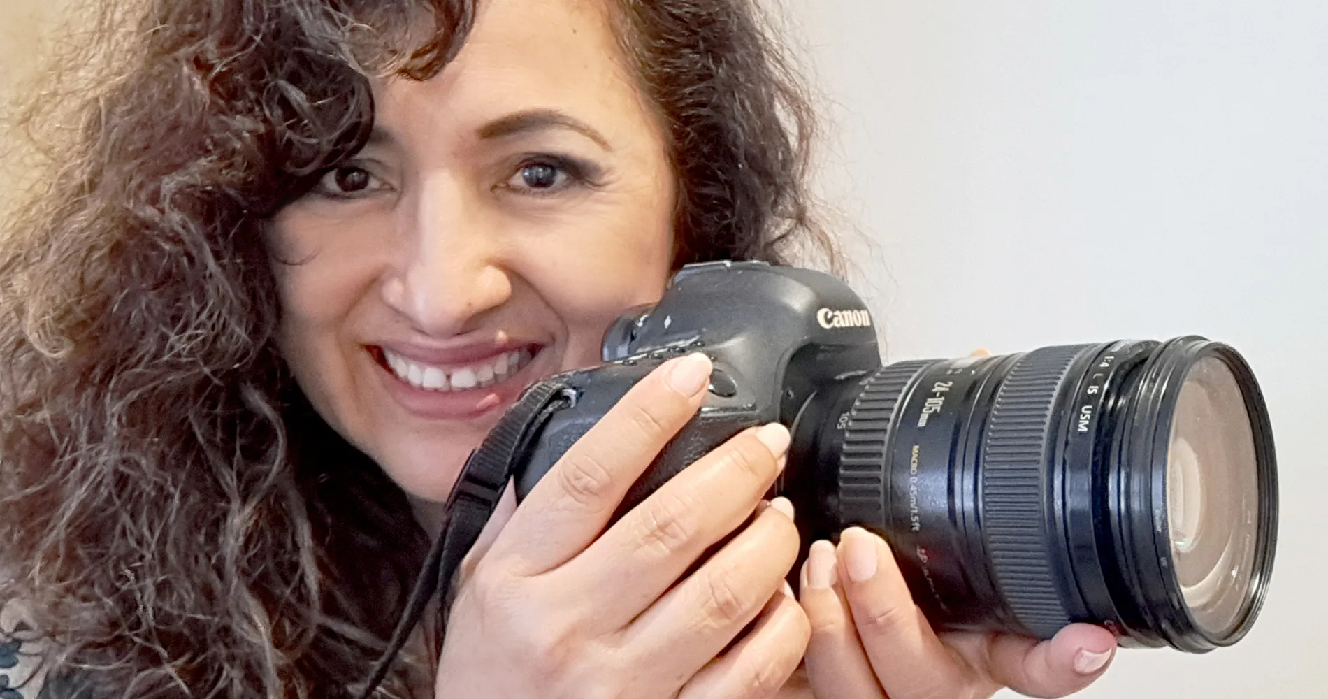 Mariluz con su cámara — fotógrafa y videógrafa con más de 20 años de experiencia